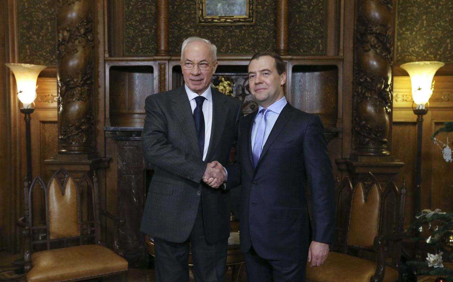 Ukraina peaminister Mõkola Azarov (vasakul) ja tema Vene kolleeg Dmitri Medvedev.