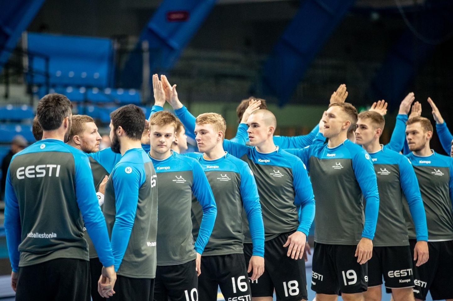 Tapalane Vahur Oolup (paremalt teine) arvati kaheks mänguks Eesti koondise koosseisu, kuid debüüti platsi peal tal veel teha ei õnnestunud.