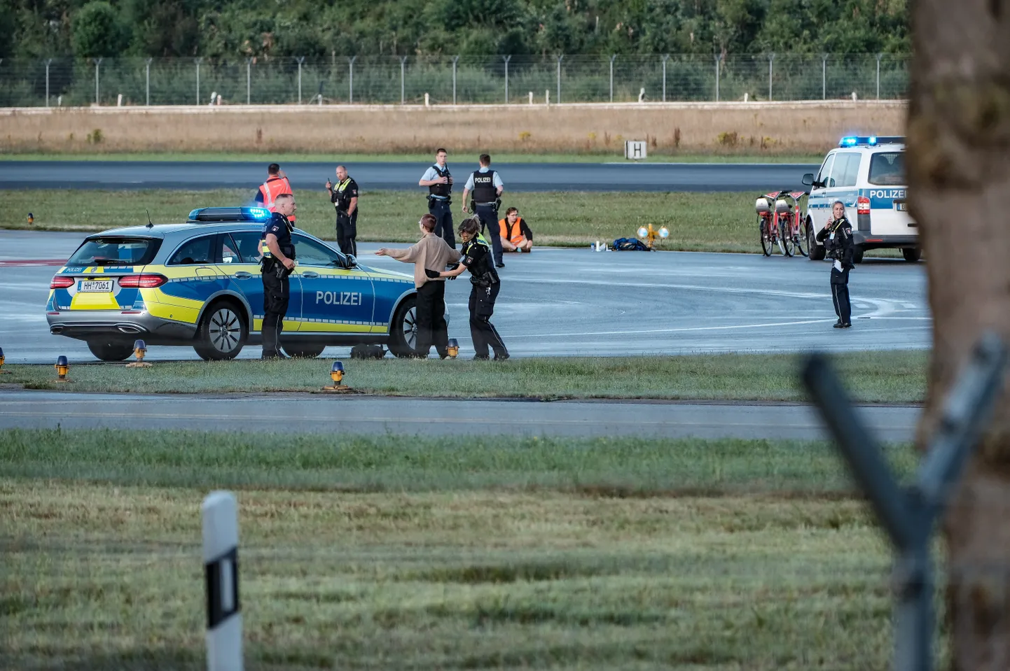 Saksa politsei võtmas kinni kliimaaktiviste Hamburgi lennuväljal