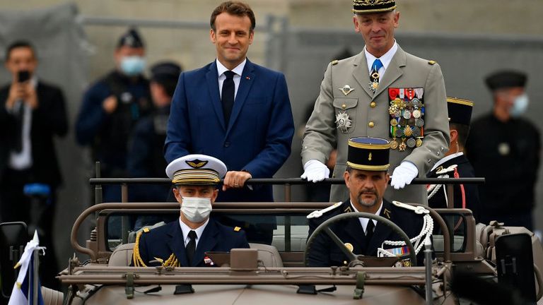 Президент Франции Эммануэль Макрон и начальник штаба вооруженных сил генерал Франсуа Лекуантр на военном параде в День взятия Бастилии 14 июля 2021 года в Париже, Франция.