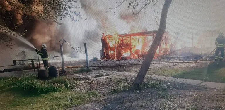 Põlengus keegi vigastada ei saanud, vanem naisterahvas pääses iseseisvalt kõrvalolevast elumajast välja.
