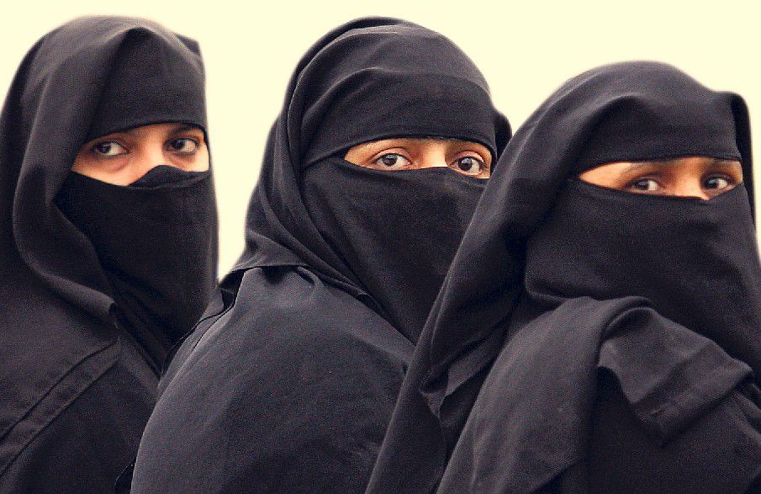 Паранджа 6. Никаб хиджаб паранджа. Паранджа в Саудовской Аравии. Никаб Муслима. Шапка для твиттера никаб.