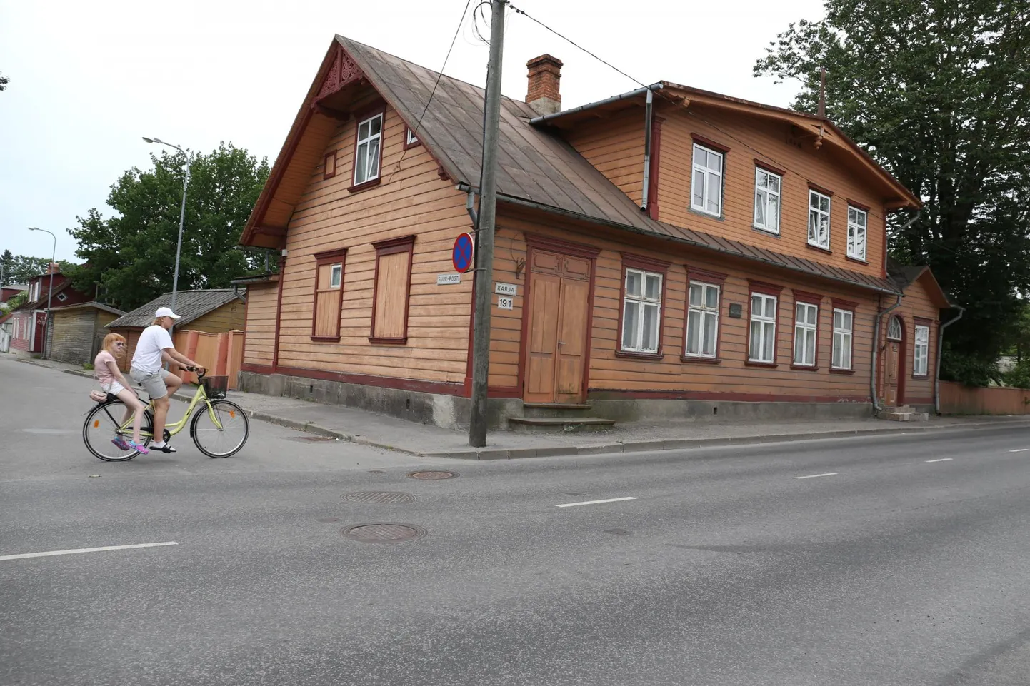 Mängukaaslased mäletavad, kuidas väike Jaak Joala oma uue rattaga Karja 19 ees tänaval kihutas ja nad nurusid: "Anna meile ka sõita!".