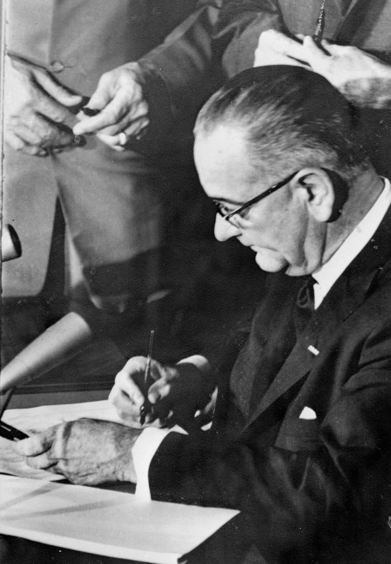 Demokraadist president Lyndon Johnson allkirjastamas kodanikeõiguste seadust. Foto: Scanpix