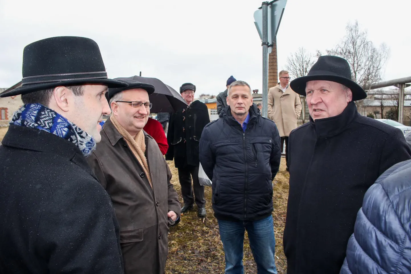 Eesti Konservatiivse Rahvaerakonna tuntumad nimed üle Eesti on Mart ja Martin Helme. Paides on partei esinumbriteks tõusnud Priit Põder ja Kalle Grünthal (pildil keskel).