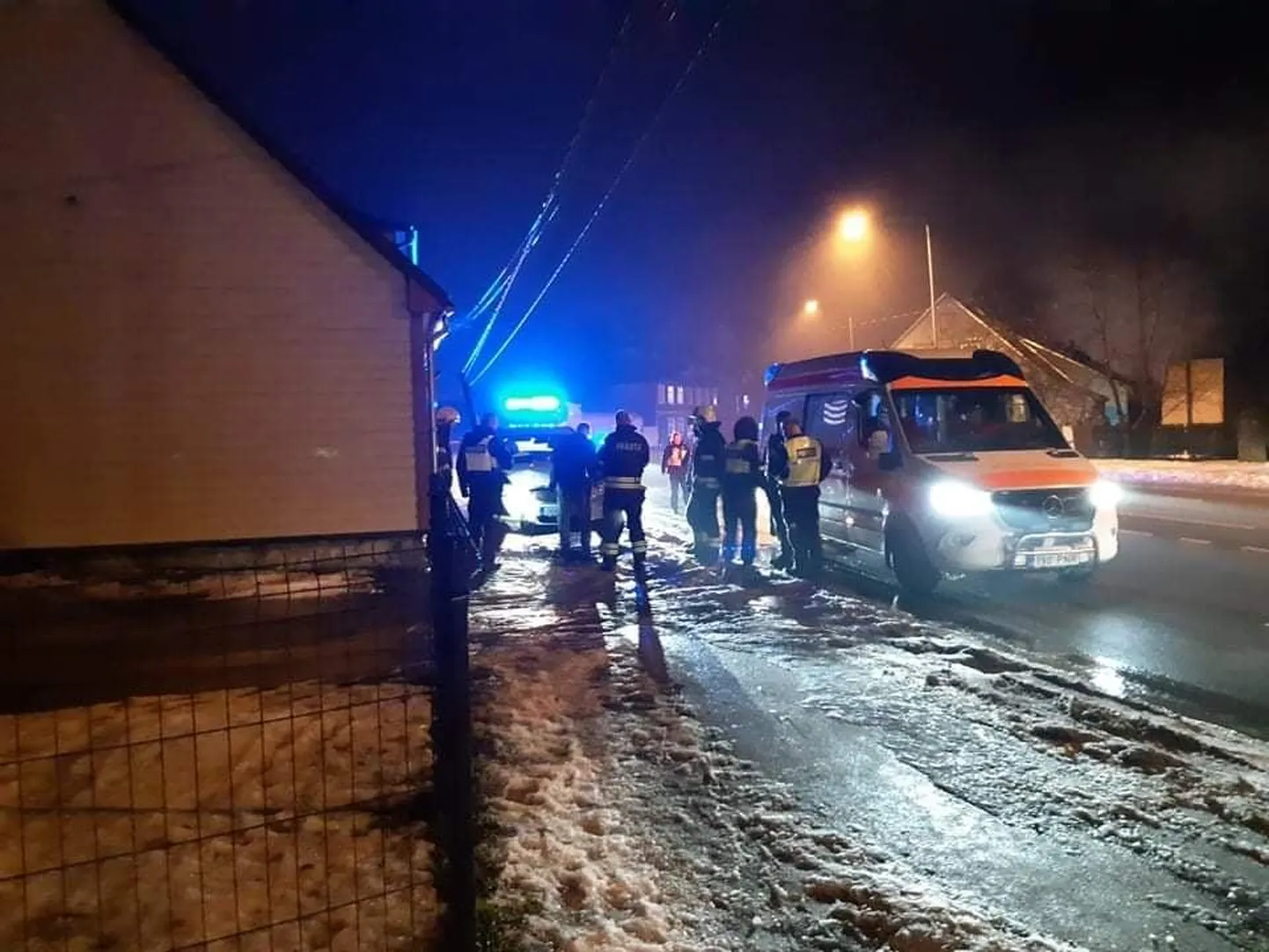 Eile õhtul sõitis auto vastu posti.