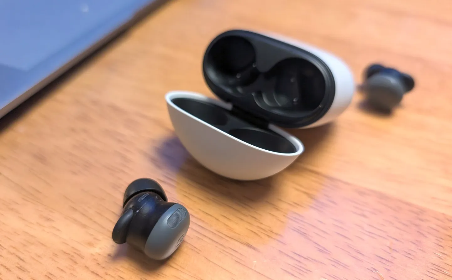 Google Pixel Buds Pro 2 kasutab Google´i uusimat kõrvaklapiprotsessorit Tensor A1, mis sisaldab ka tehisintellekti. Lisaks heale muusika kvaliteedile võib Google´i vestlusrobot Gemini kõrvas eesti keeles vestelda.