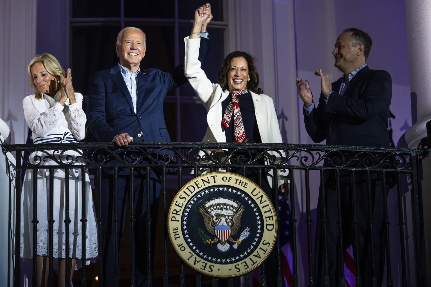USA president Joe Biden ja asepresident Kamala Harris abikaasadega vaatamas 4. juulil 2024 Valge Maja rõdult iseseisvuspäeva tulevärki.