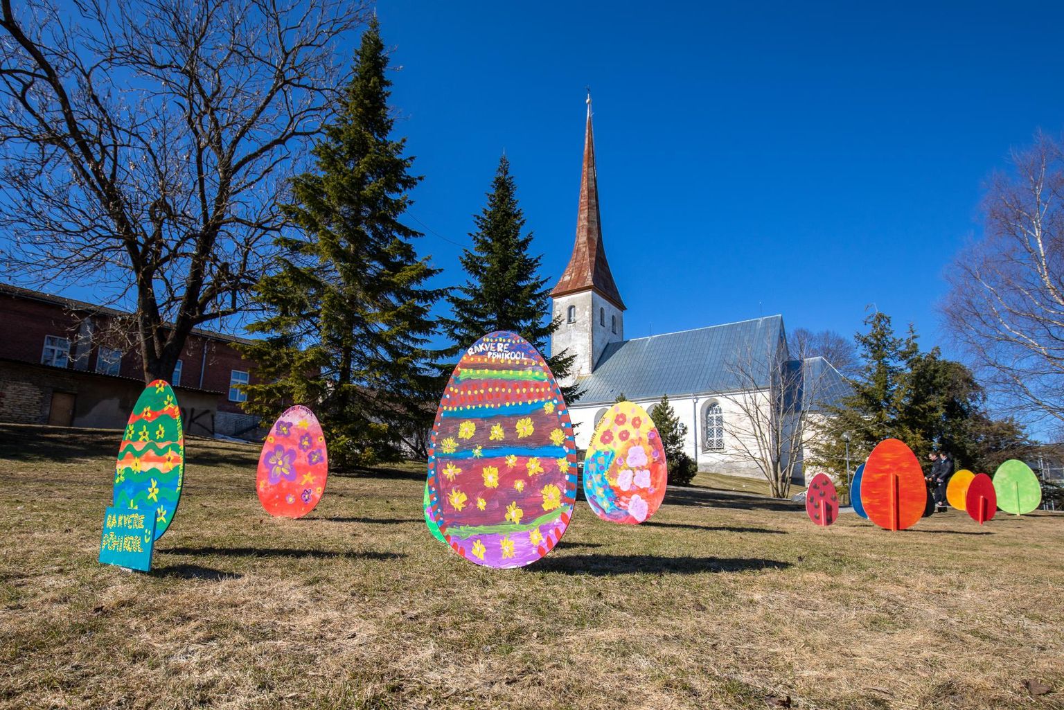 Pühademunad Rakvere Kirikupargis 2021. aastal. Tänavu on mune üle saja.