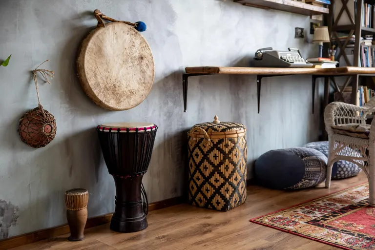 Trummikollektsioonis on ka üks omanikust muusikamehe valmistatud instrument.
