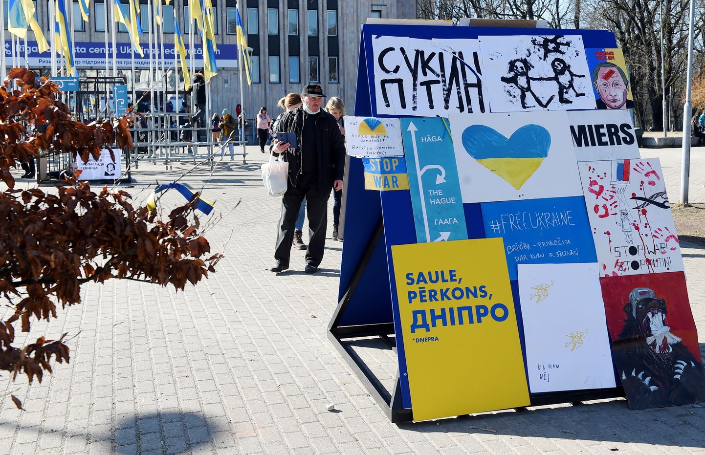 Антивоенные плакаты и прочая атрибутика напротив посольства России в Риге