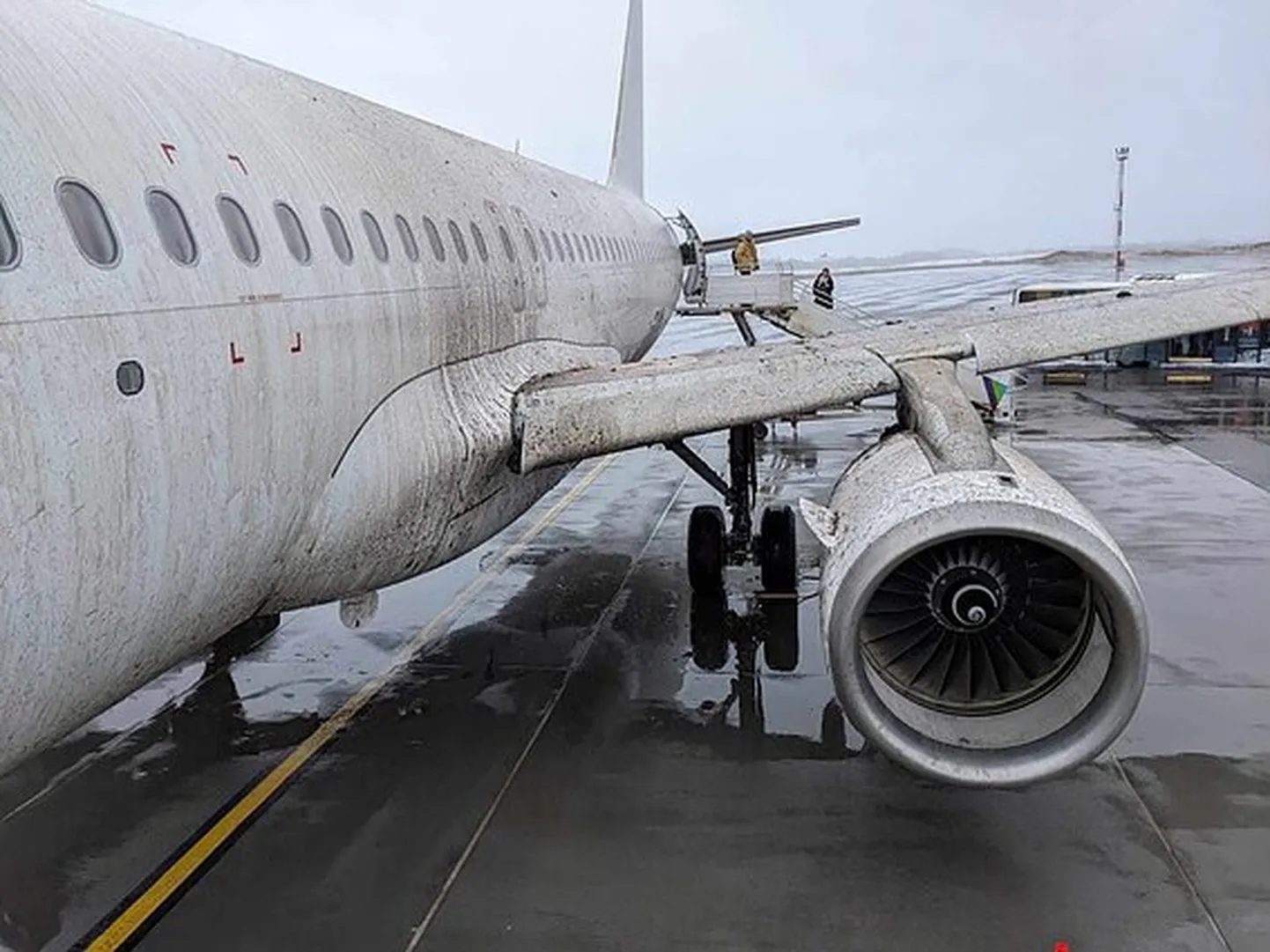 В Вильнюсе во время посадки со взлетно-посадочной полосы съехал пассажирский самолет