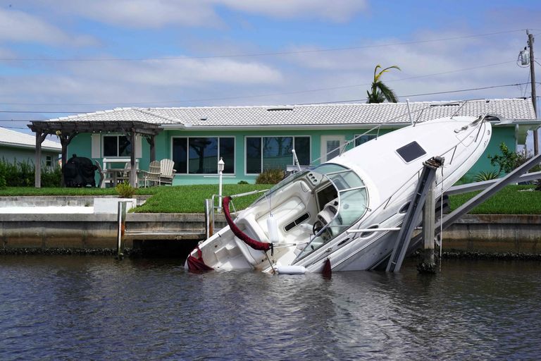 Orkaan Ian on paisanud mootorpaadi pooleldi kaldale Punta Gorda kanali ääres Floridas