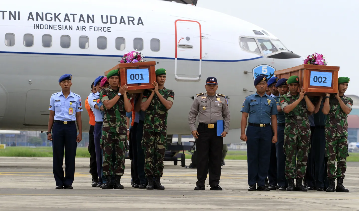 Тела погибших в авиакатастрофе доставили в Индонезию.