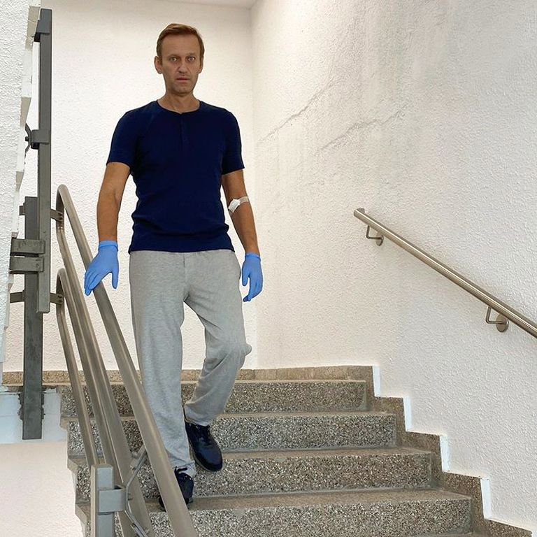 Venemaa opositsiooniliider Aleksei Navalnõi Berlii ni Charité haigla treppidel