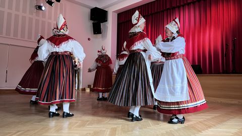 PILDID ⟩ Nooruse maja kihas elavast pärimusest: Rääma folklooripäev tõi kokku paarsada inimest