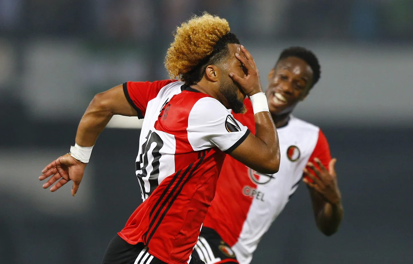 Feyenoordi mängija Tonny Vilhena tähistab Manchester Unitedile löödud võiduväravat.