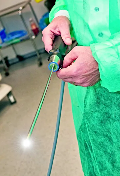 Kaamera on ehitatud videotorakoskoobi käepideme sisse, optika on peidus peenikeses torus koos valgusallikaga.