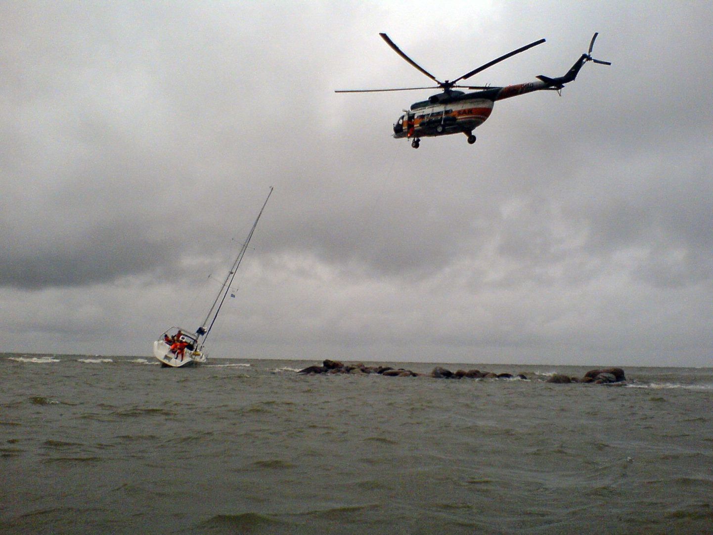 Läti purjekas Santa Rita tõmmati eile madalikult lahti.