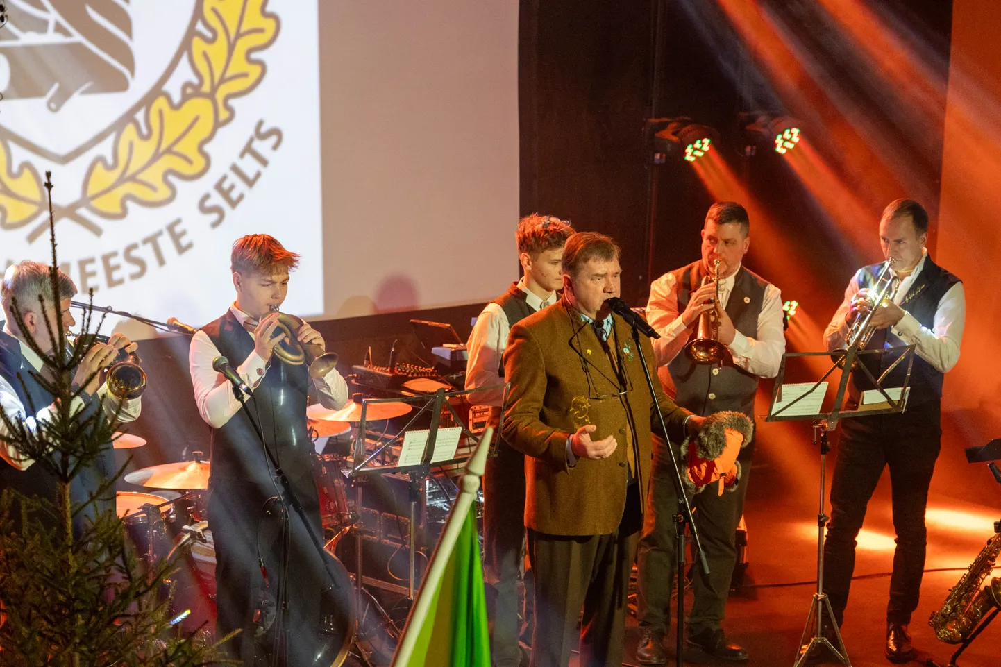 Eesti jahimeeste seltsi president Margus Puust (keskel) kuulutas pühapäeval Tartus välja jahirahu. Muidugi ei puudunud jäägrite koosviibimiselt ka jahipasunad.