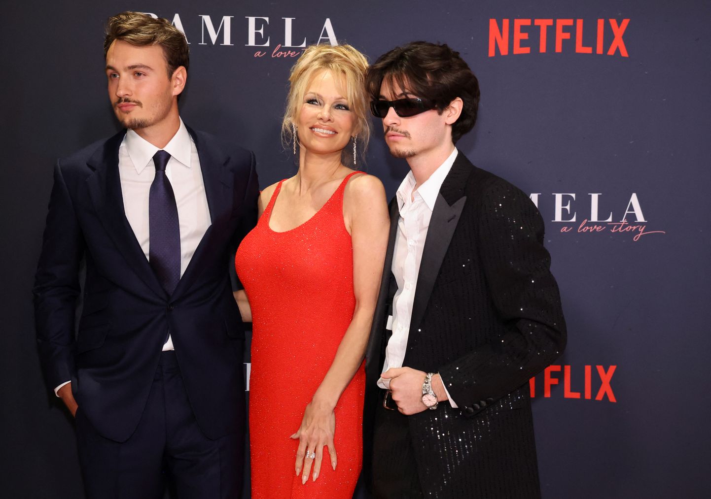 Pamela Anderson koos oma poegade Brandon Thomas Lee ja Dylan Jagger Lee'ga Netflixi dokumentaalfilmi esilinastusel 30. jaanuaril 2023.