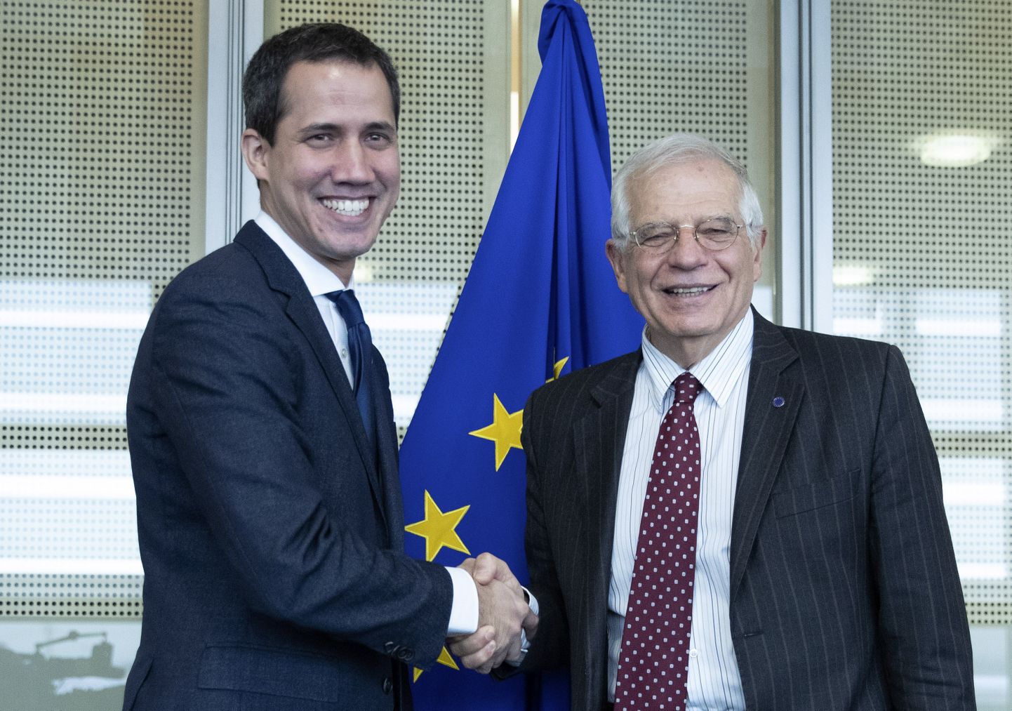 Venezuela opositsiooniliider Juan Guaidó (vasakul) koos Euroopa Liidu välispoliitika juhi Josep Borrelliga Euroopa Liidu peakorteris 22. jaanuaril 2020.