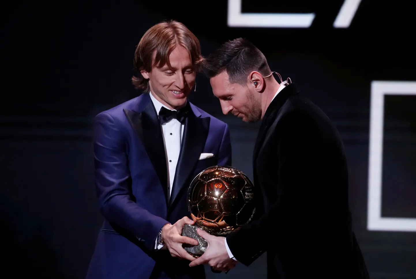 Luka Modric vasakul Ballon d'Ori autasuga. Auhinna üleandjaks Lionel Messi.