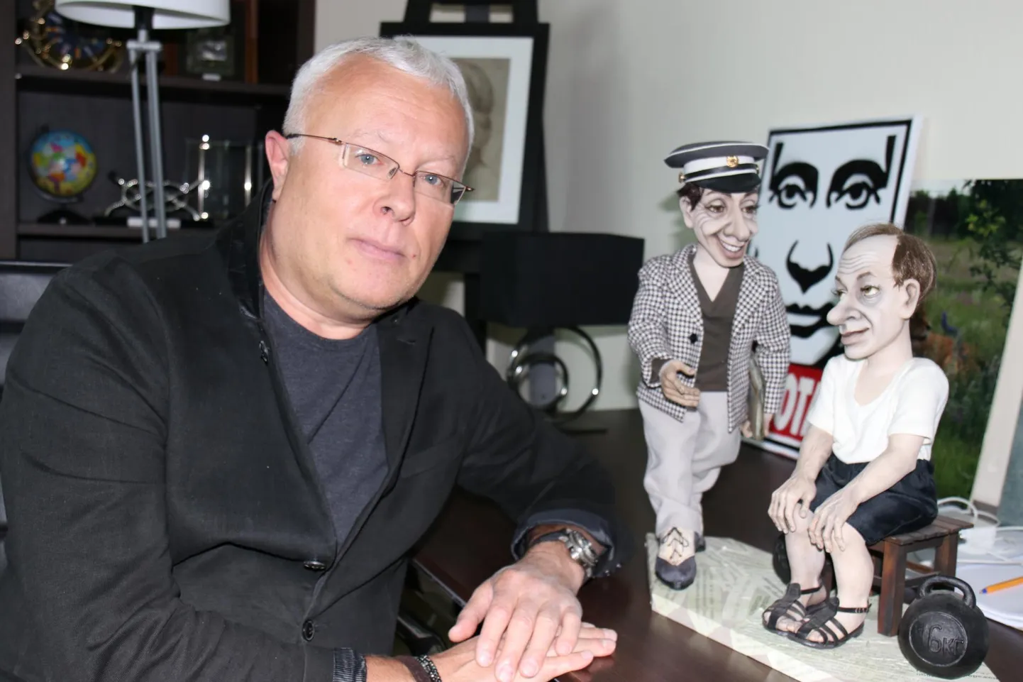 Aleksandr Lebedev oma kabinetis Venemaa kirjandusklassika kelmi Ostap Benderi ja kuulsaima põrandaaluse miljonäri Aleksandr Koreiko kujudega. Taustal jälgivad siingi kabinetis sündmusi Vladimir Putini lahked silmad.