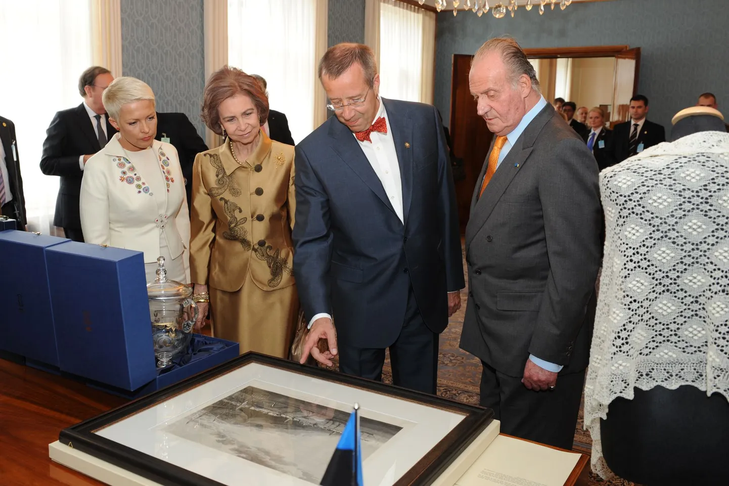 Eesti presidendipaar kinkis Hispaania kuningale A. J. von Krusensterni reisigravüüri 1803. aastast, millel on kujutatud Hispaaniale kuuluvat Tenerife saart.