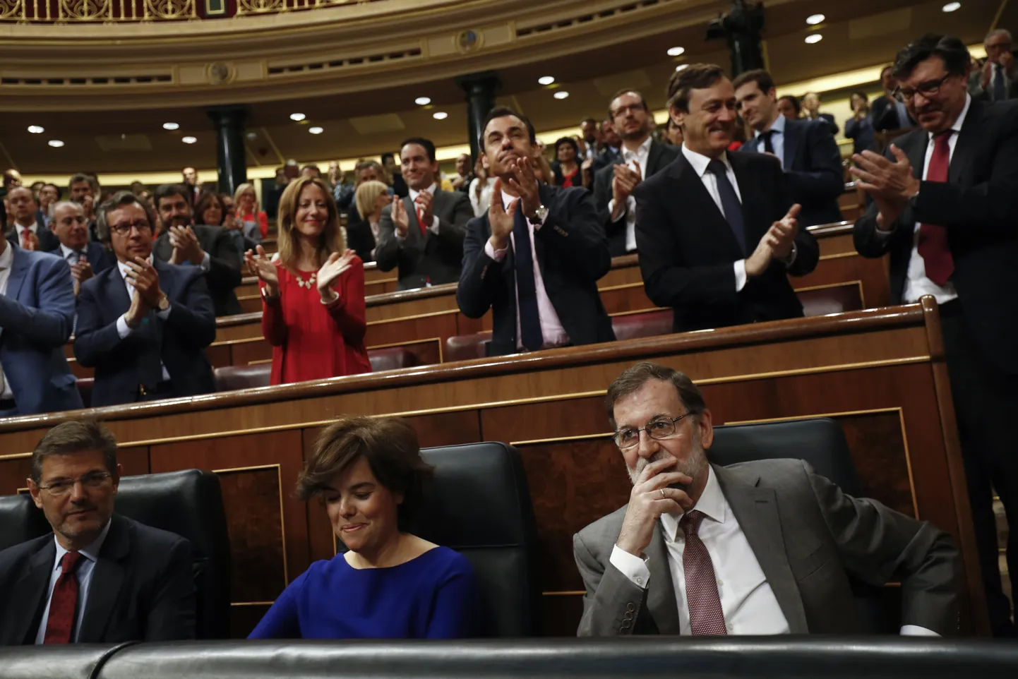 Hispaania peaministrile Mariano Rajoyle aplodeerivad erakonnakaaslased parlamendiistungil Madridis.