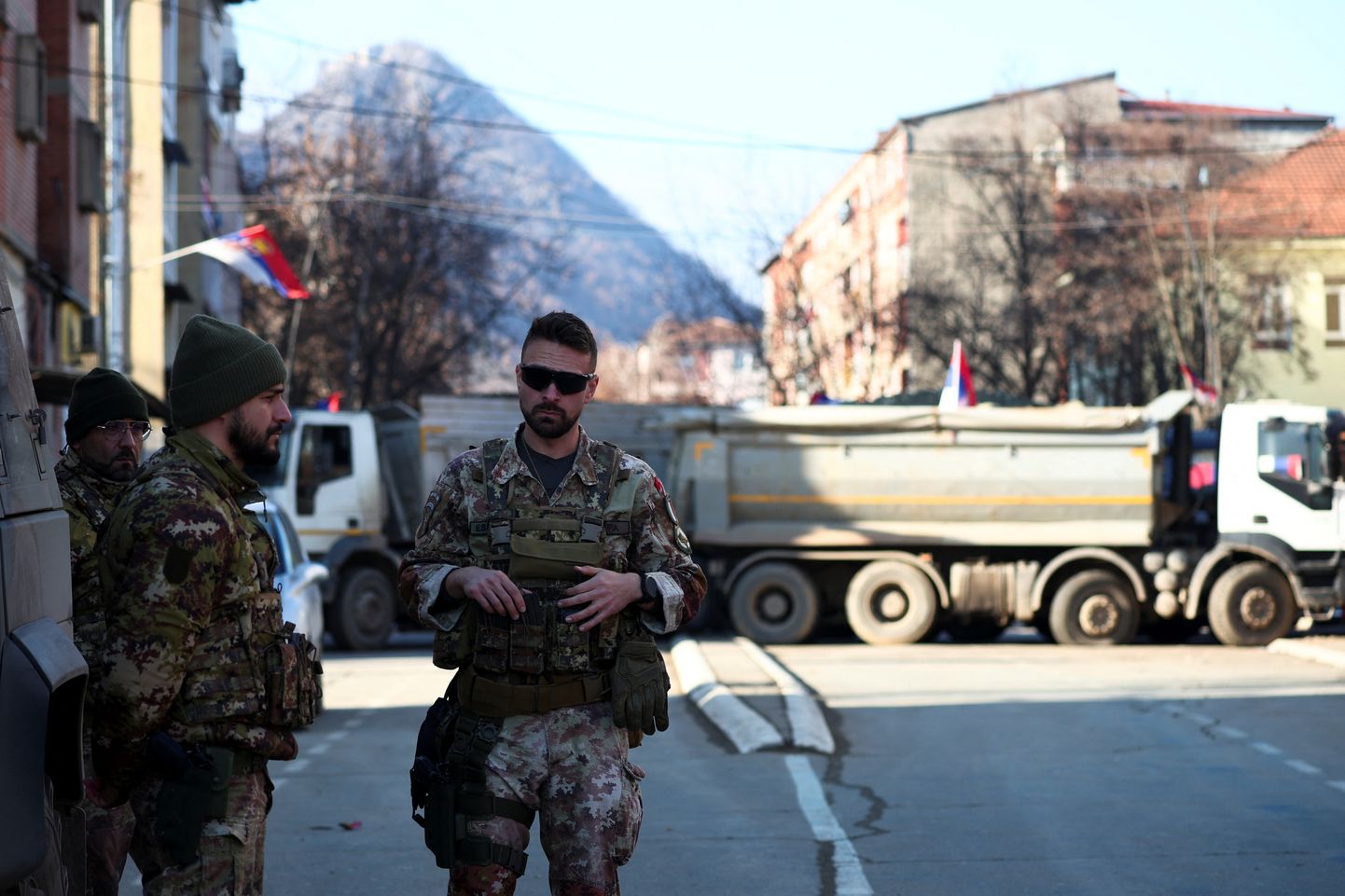 Karavīri robežas šķērsošanas punktā uz Serbijas un Kosovas robežas.