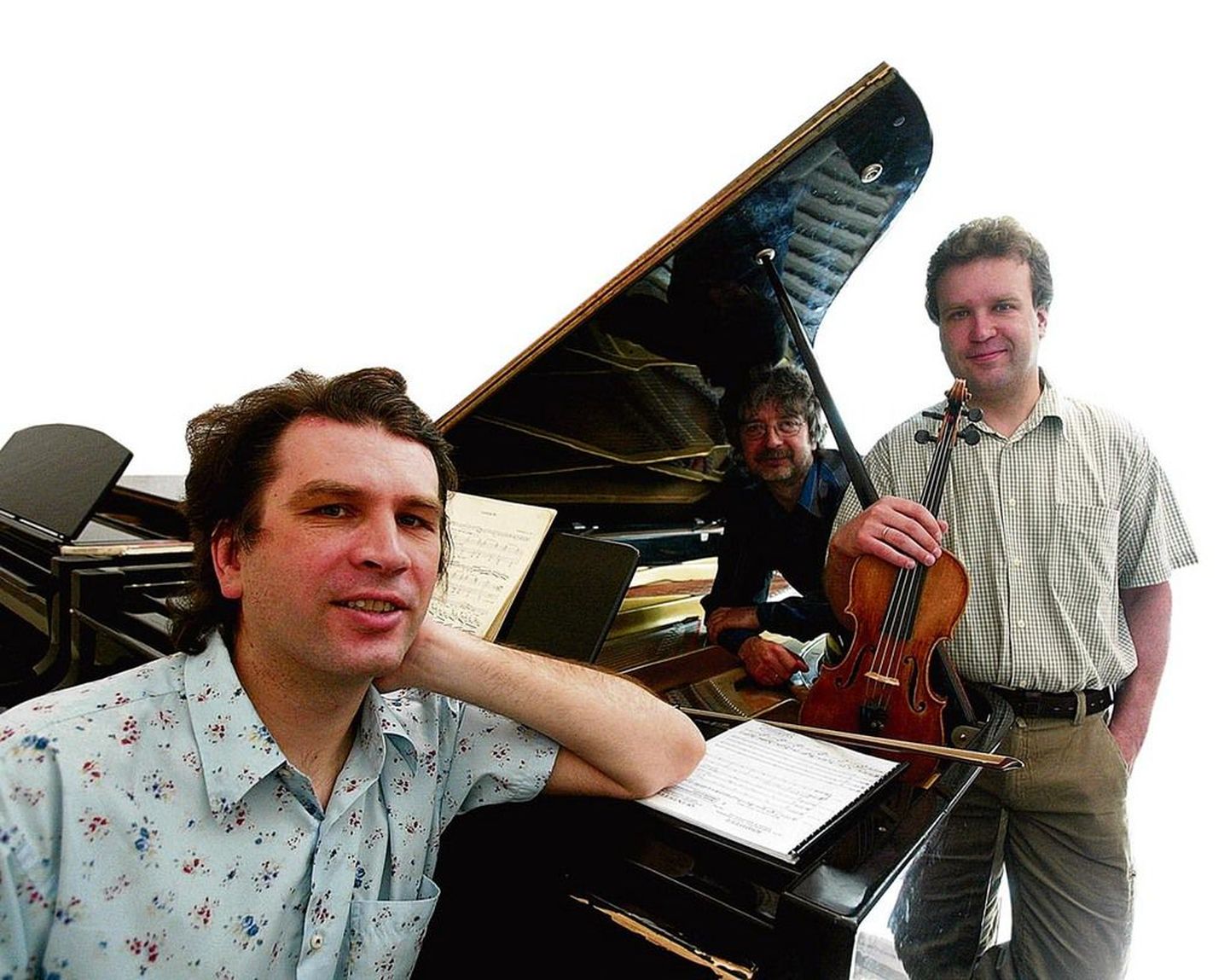 Vennad Joametsad üleeile Elleri koolis: viiuldaja Lasse (paremalt, 33), kitarrist Andres (44) ja pianist Tanel (38).