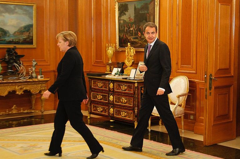 Даже зайдя в кабинет к испанскому премьеру Хосе Сапатеро, Ангела Меркель продемонстрировала, кто будет диктовать ход встречи