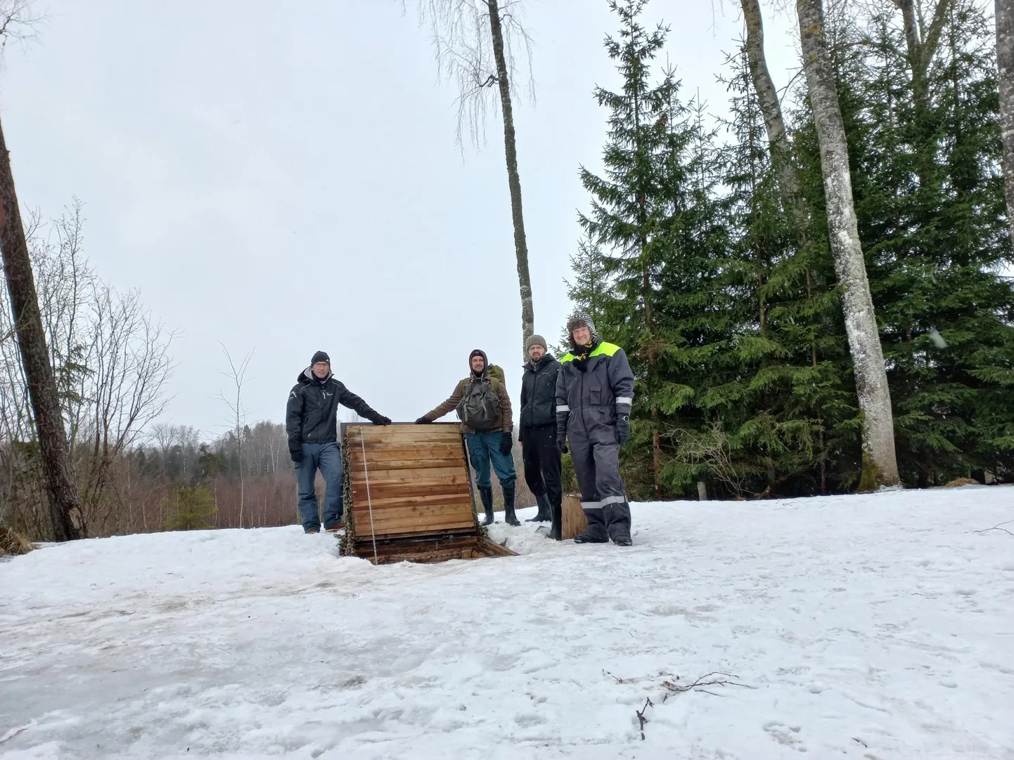 Seitsmemeheline punt, kes teenis aastatel 2006 ja 2007 koos vahipataljonis miinipildujarühm, käib kaks korda aastas koos ja unustab tänapäevased mugavused. Seekord võttis retkest osa neli meest (vasakult): Mairo Kirss, Indrek Merimaa, Janno Rauk ja Sten Seebold.