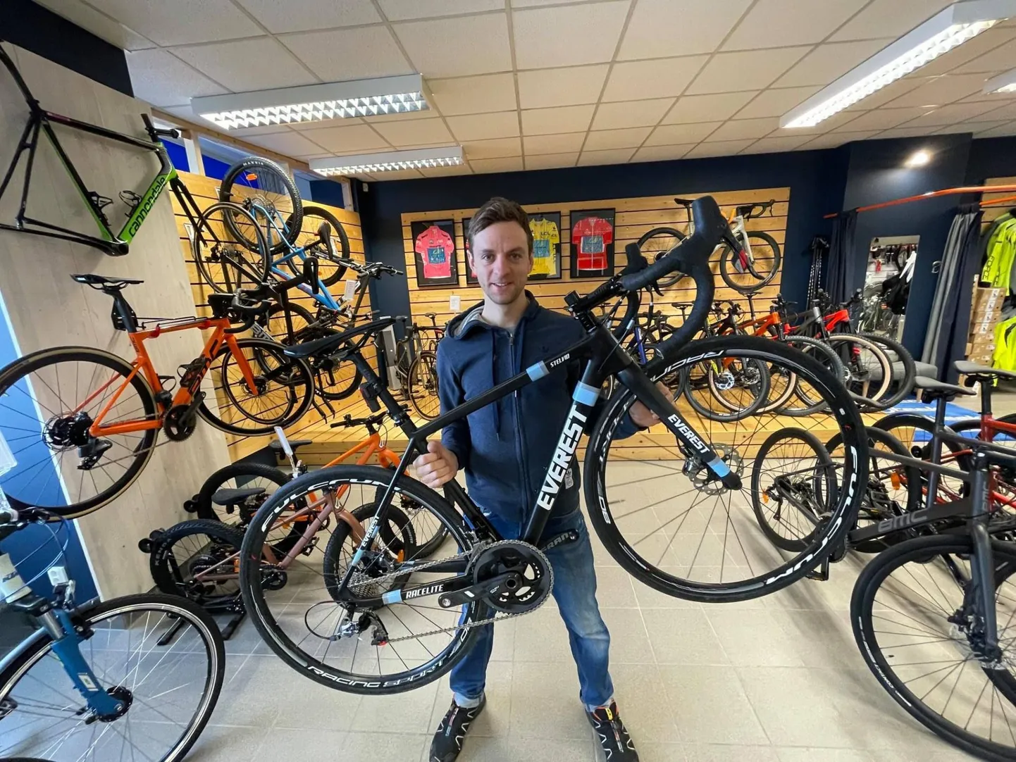 Tanel Kangert Otepää rattaklubile mineva rattaga Everest