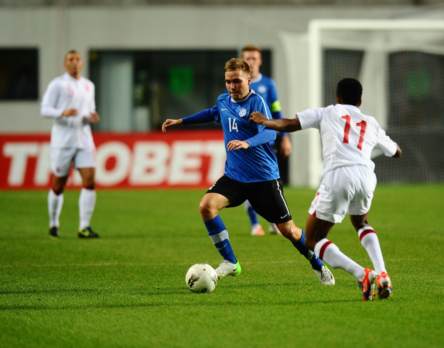 Tauno Tekko Inglismaa noortele (pildil mäng Inglismaaga) väravat ei löönud, kuid kaks tänast tabamust Fääri saarte vastu tõstsid ta Eesti U-19 koondise kangelaseks.