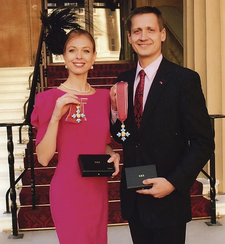 Kuninganna Elizabeth II-lt teenetemärgi pälvinud Age Oks ja Toomas Edur Buckinghami palees 2010. aastal.