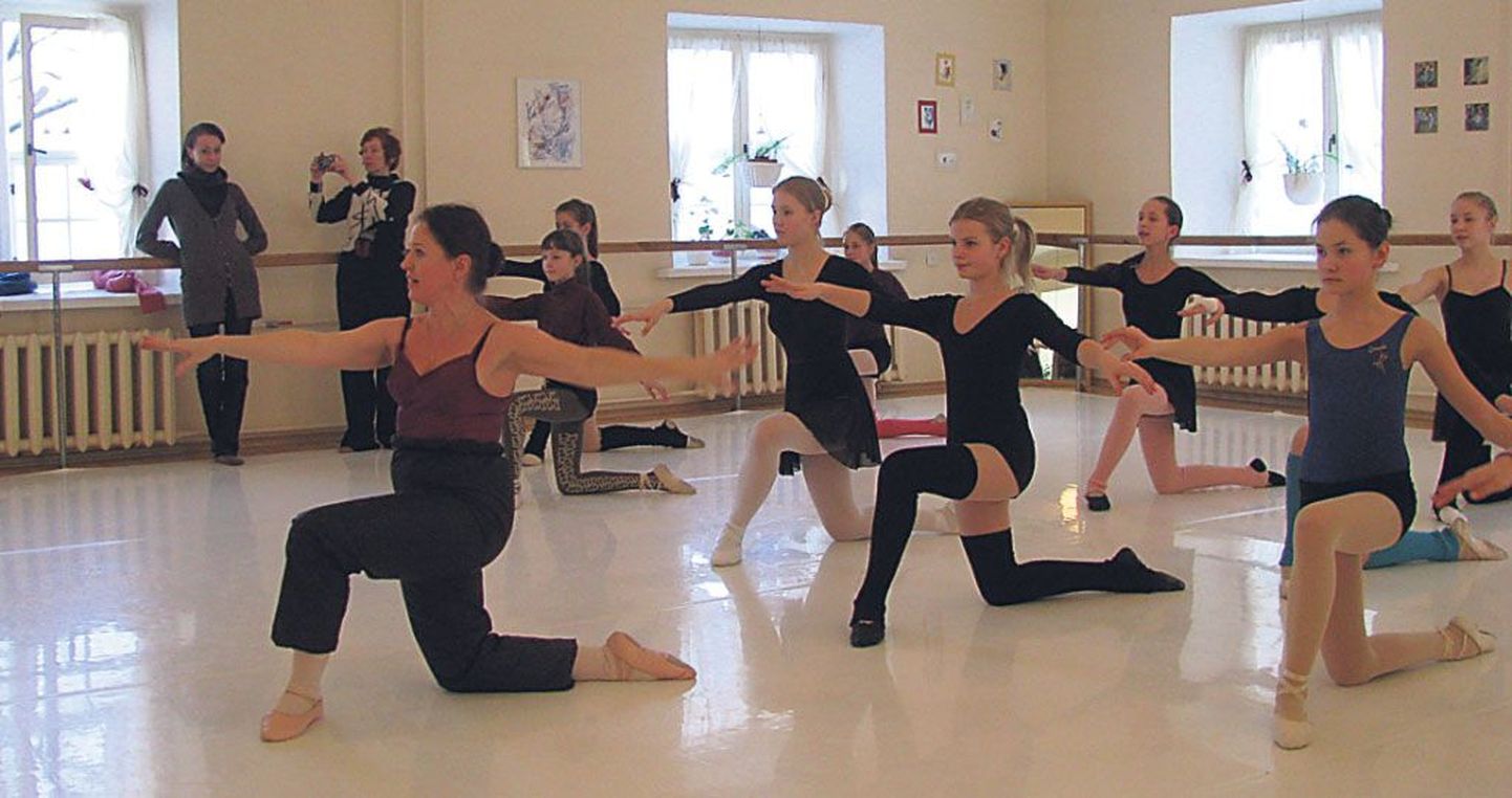 Kersti Adamsoni meistriklassis harjutasid kõrvuti nii Riia kui Pärnu noored.