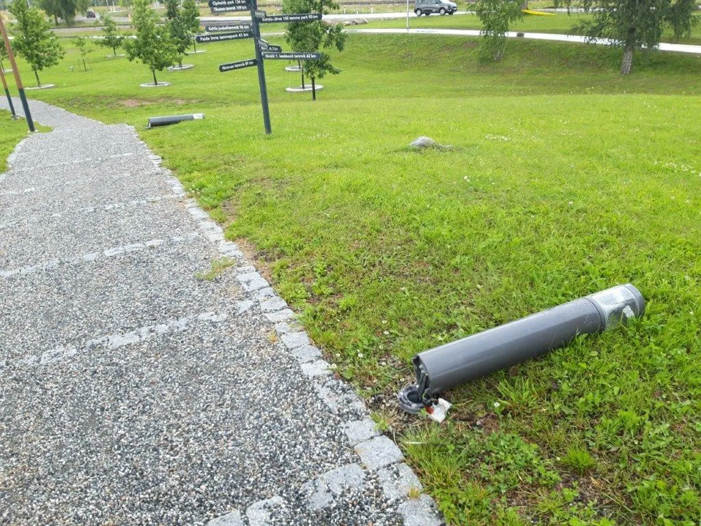 Vandaalid laamendasid Tamsalu tammepargis ilmselt ööl vastu 20. juulit.