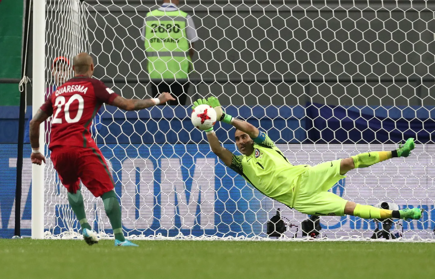 Tšiili väravavaht Claudio Bravo tõrjus maailmajagude karikaturniiri poolfinaali penaltiseerias kõik kolm Portugali 11 meetri karistuslööki.