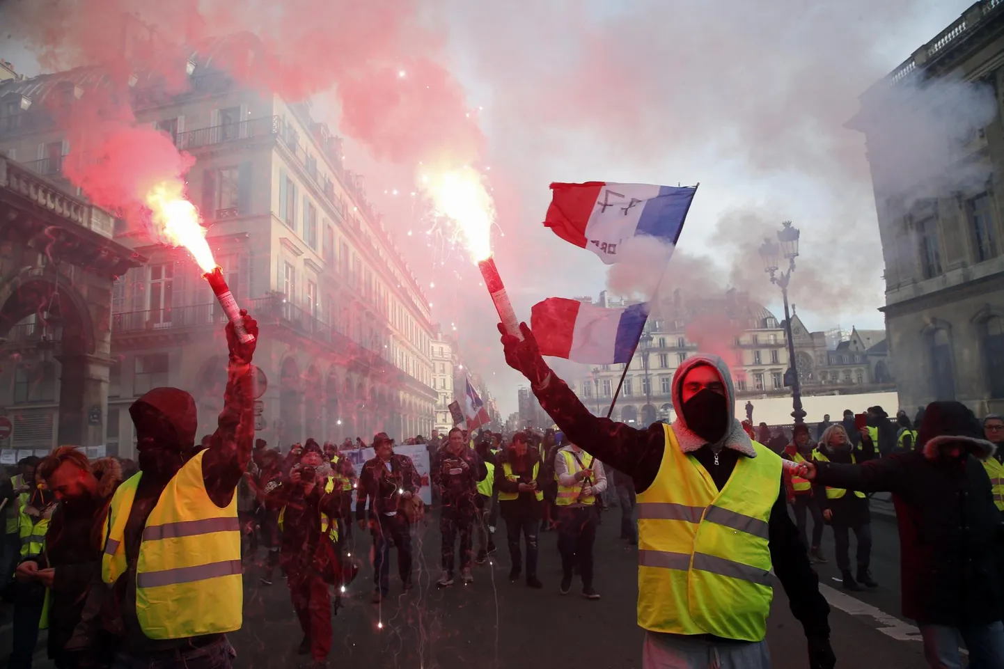 Kollaste vestide nime all tuntud ametiühinguliikmete meeleavaldajad Pariisi tänavatel aastal 2019. FOTO: Michel Euler/AP/Photo/Scanpix