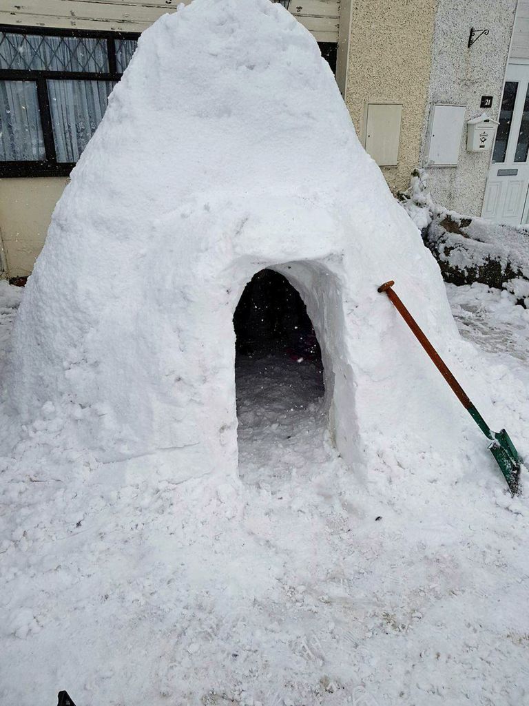 Iirimaal ehitasid isa ja poeg endale iglu