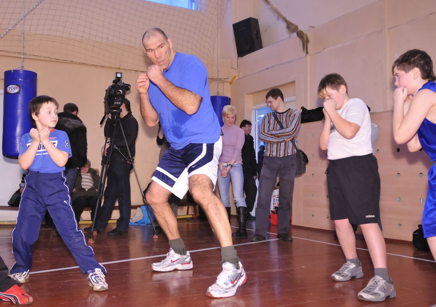 Николай Валуев проводит тренировку с юными боксерами.