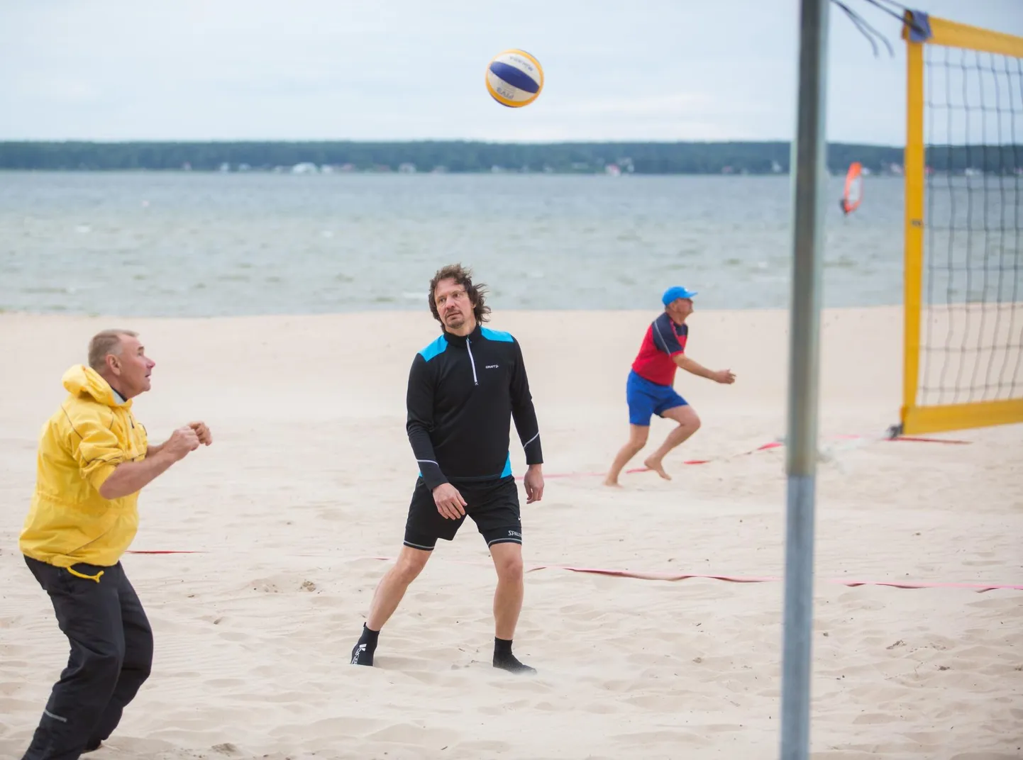 Indrek Saar Võsu rannas võrkpalli mängimas.