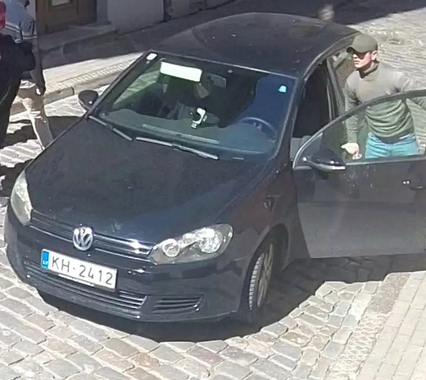 Aizdomās par bruņotu laupīšanu Vecrīgā policija meklē iespējamās vainīgās personas