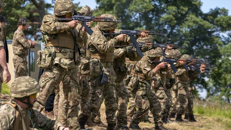 Британия объявила о масштабной программе обучения украинских войск. На этом фото - военнослужащие ВСУ учатся под Манчестером