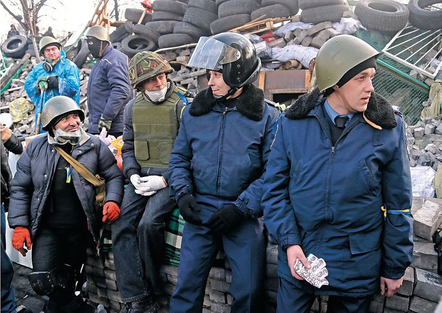 Valitsusvastased ja Lääne-Ukrainast neile appi tõtanud miilitsatöötajad eile Kiievis Iseseisvuse väljakul juttu puhumas.