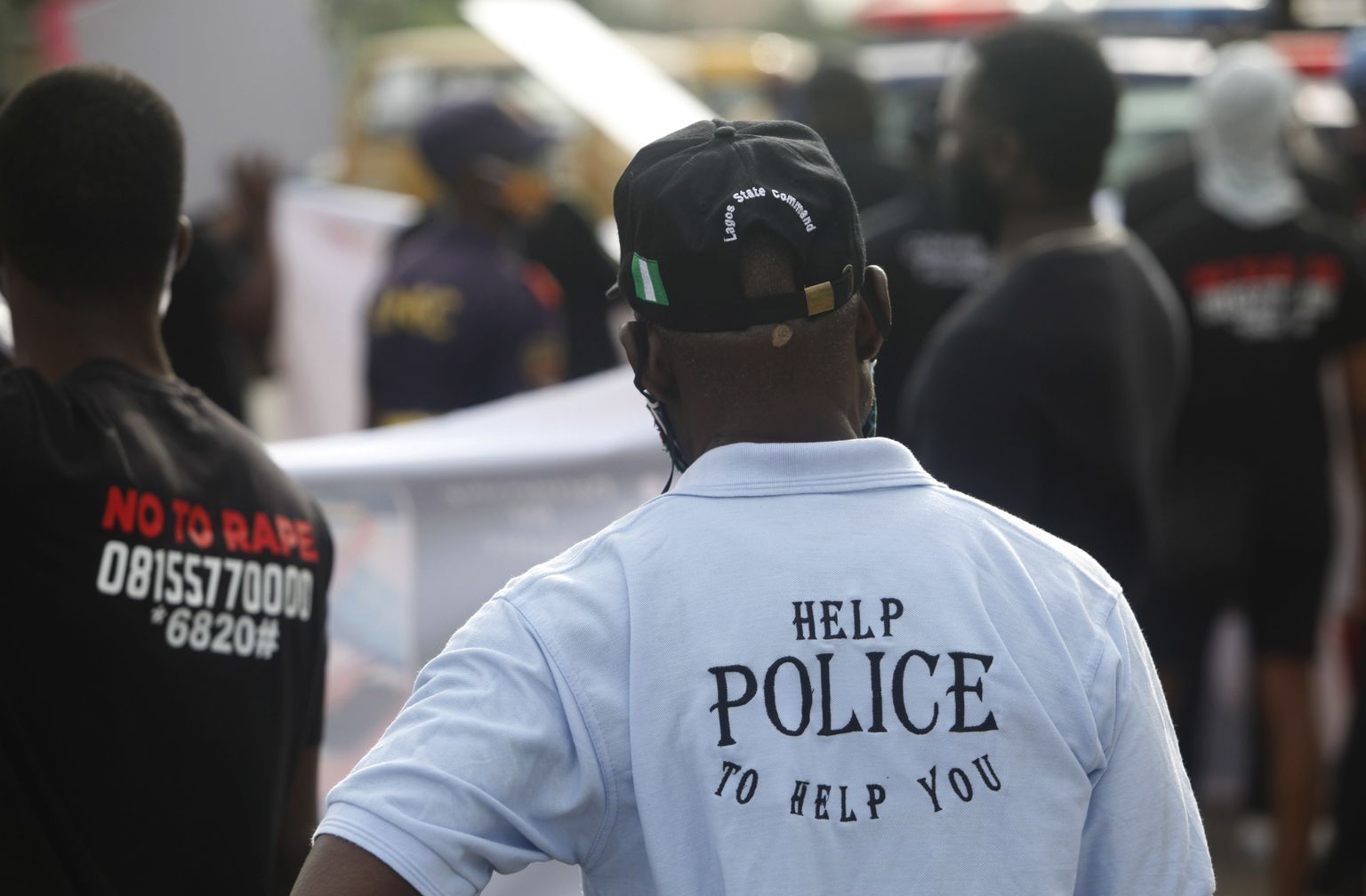 Politseinik toetamas vägistamiste vastu korraldatud meeleavaldust Lagoses.