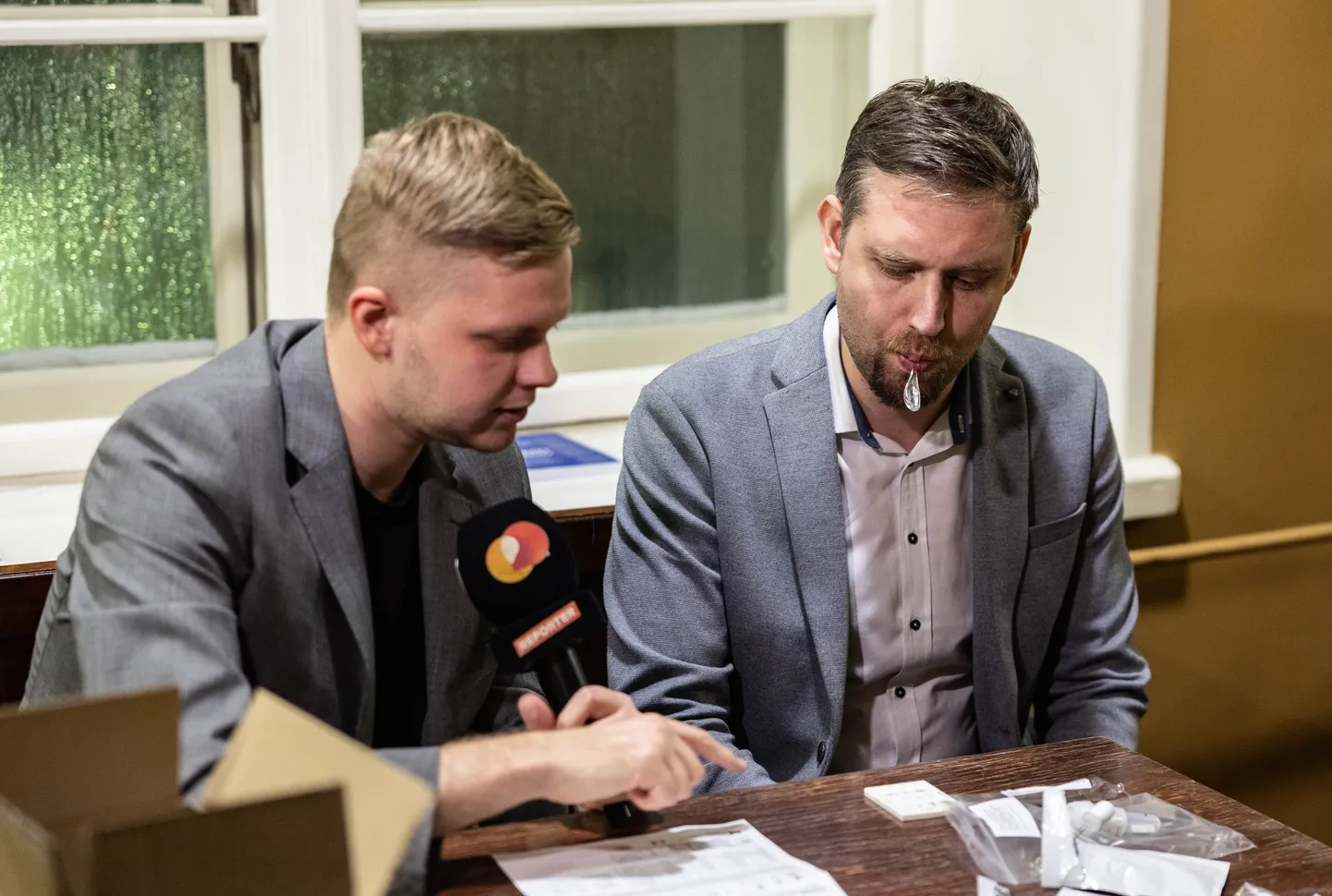 Keskerakonna liige Andre Hanimägi (paremal) võttis riigikogu saadikutele tehtud alko- ja narkotestist varmalt osa.