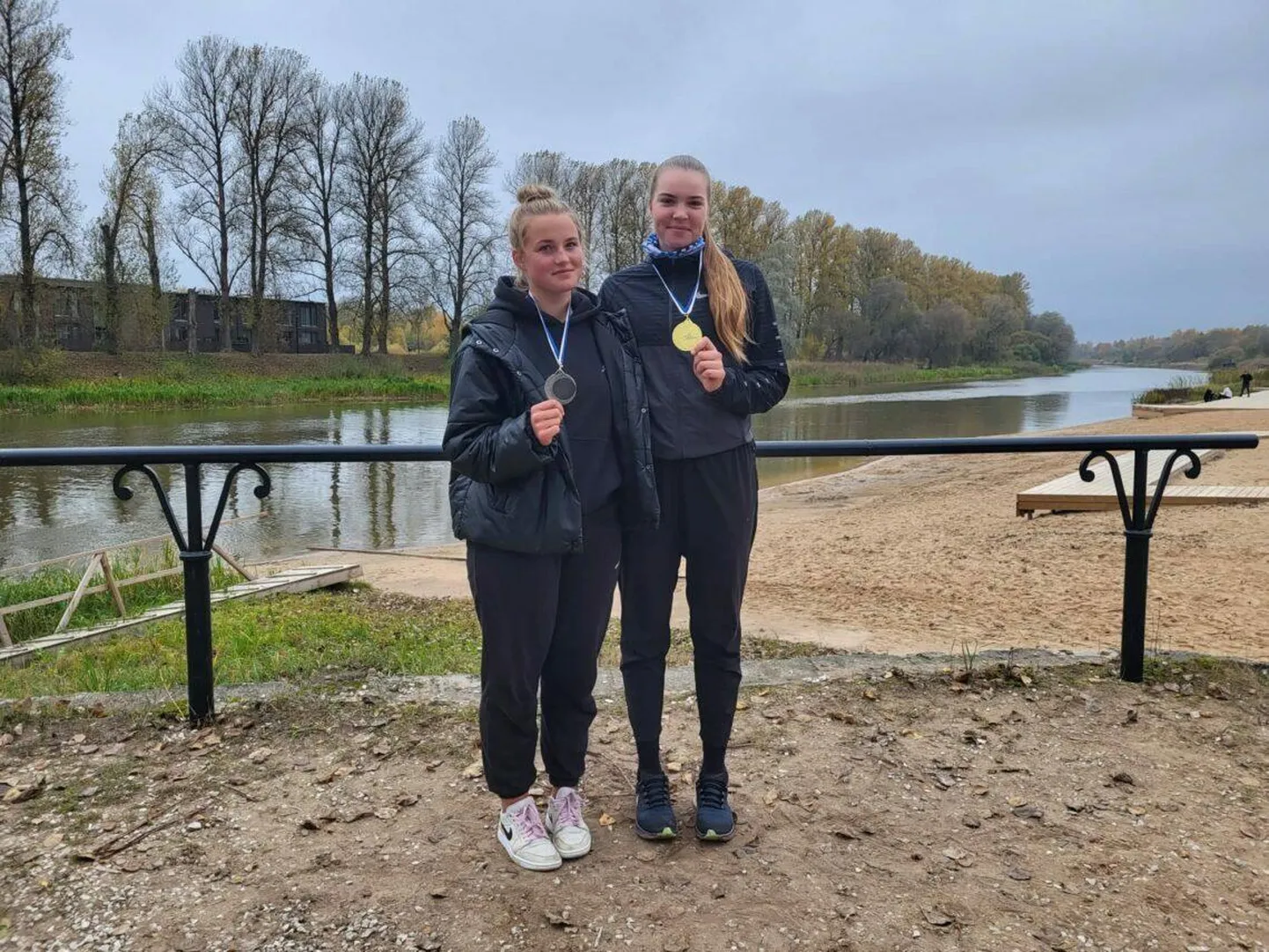 Eelmisel nädalavahetusel Tartus Emajõel peetud «Väikeste paatide regatil» saavutas Viljandi spordikooli õpilane Gerli Endrekson (paremal) tütarlaste A-klassi ühepaadil kuldmedali. Fotol on ta koos SAK Tartu esindaja, hõbemedalile tulnud Kaisa Oleskiga.
